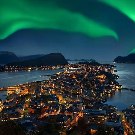 Charming Apartment In Alesund Center With Free Parking Buitenkant foto