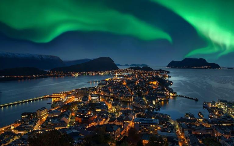 Charming Apartment In Alesund Center With Free Parking Buitenkant foto